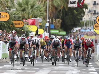 Do lutho trikotu se po prvnm dni leton Tour de France oblkne Alexander...