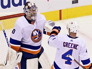 Glman New York Islanders Semjon Varlamov se spoluhrem Andym Greenem.