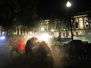 Protestujc ve wisconsinckm mst Kenosha se kryj ped slznm plynem.