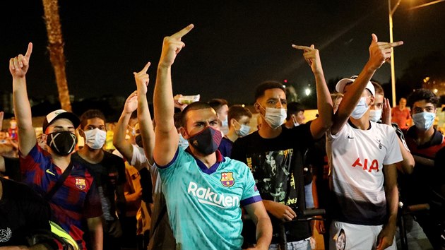 Fanouci Barcelony protestují proti monému odchodu Messiho.