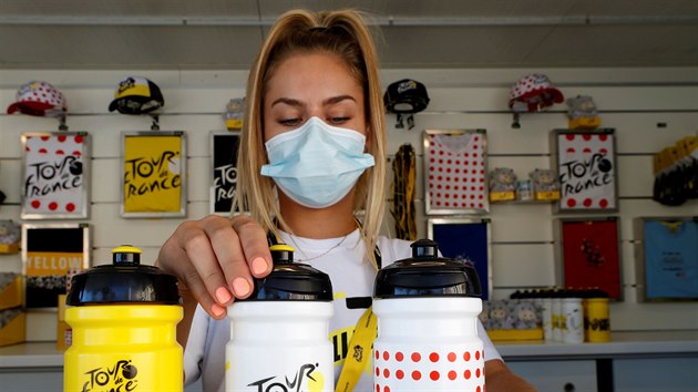 P�íprava na Tour de France i ve stánku se suvenýry.