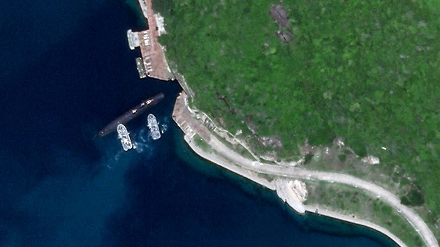 Satelitní snímek americké spolenosti Planet Labs zachytil vojenskou ponorku,...