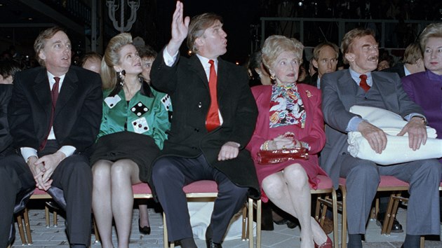 Maryanne Trumpová Barryová (úpln napravo) s rodinou vetnb Donalda Trumpa...