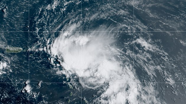 Satelitní snímek zachycuje tropickou boui Laura. I u ní hrozí, e by se mohla...