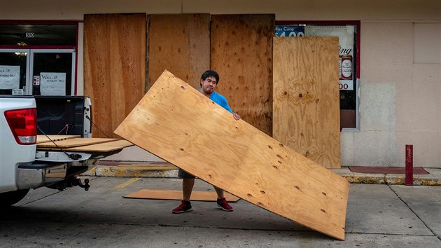 Trung Nguyen zakrývá obchod ped picházejícím hurikánem.