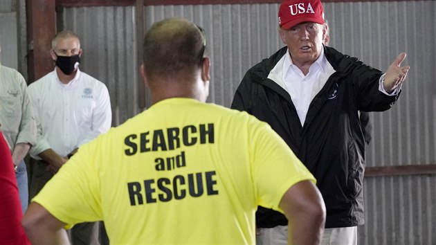 Donald Trump se pijel do státu Louisiana podívat, jak vypadá situace po...