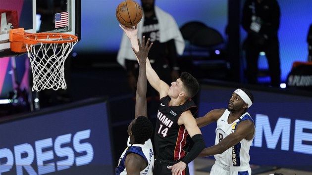 Tyler Herro za Miami stílí pes Viktora Oladipa z Indiany.