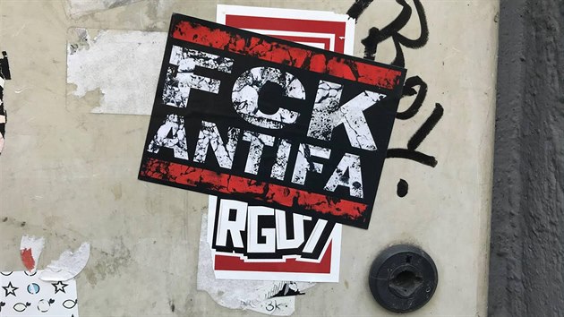 Nálepka, která posílá krajně levicové a anarchistické hnutí Antifa k čertu, je...