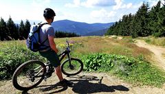 P�ímo vedle rozhledny m��ete jen tak posed�t na terásce v baru U Medv�da �...