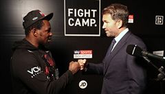 Dillian Whyte po zápase s Povtkinem s promotérem Eddiem Hearnem.