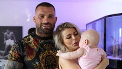 Karlos Vémola s partnerkou Lelou Ceterovou a dcerkou Lili.