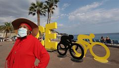 �ena s rou�kou v Nice p�ed startem Tour de France 2020.
