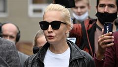 Man�elka opozi�ního lídra Alexeje Navalného Julia mluví s médii p�ed nemocnicí...