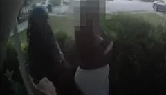 VIDEO: Policistu ve státě Georgia vyhodili poté, co použil taser na bezbrannou ženu tmavé pleti