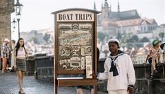Do centra Prahy se vracejí turisté.