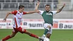 Tomá Solil z Pardubic v souboji s Tomáem Ladrou z Jablonce.