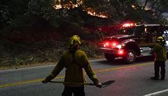 Kalifornii su�ují rozsáhlé po�áry.