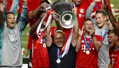 Trenér Bayernu Hans-Dieter Flick s pohárem pro vítěze Ligy mistrů. | na serveru Lidovky.cz | aktuální zprávy