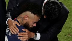 Zklamaného Neymara ut�oval i prezident PSG Nasser Al-Khelaifi.