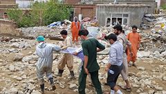Desítky lidských ivot a bezmála stovku zranných si vyádaly bleskové záplavy...