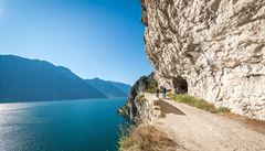 Nov�j�í cesta na úpatí skal.