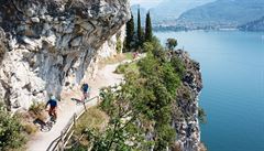 V pozadí lze spat�it jedno z v�t�ích m�st: Rivu.