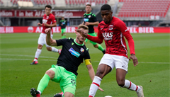 Jakub Brabec a Myron Boadu v souboji.