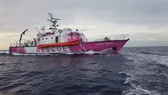 Pouliční umělec Banksy vypravil do Středomoří loď kvůli záchraně migrantů, ta teď volá o pomoc