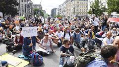 V Berln protestovaly tisce lid proti karantnnm opatenm, policie akci kvli jejich poruovn rozpustila