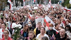 Demonstrující účastníci Pochodu žen v Minsku, kteří vyjadřují nespokojenost s...