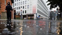 N�me�tí policisté hlídají vchod do nemocnice Charité, kde byl v sobotu ráno...