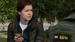 Kira Jarmi�ová, Navalného mluv�í, p�ed nemocnicí v sibi�ském Omsku.