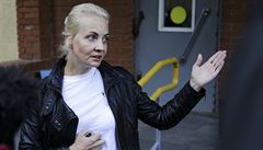 Navalného man�elka Julia mluví v Omsku s noviná�i.