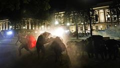 Protestující ve wisconsinckém městě Kenosha se kryjí před slzným plynem. | na serveru Lidovky.cz | aktuální zprávy