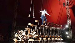 Lucho Smit kráčí po židlích. Francouzský Cirque Galapiat přišel s nečekanou... | na serveru Lidovky.cz | aktuální zprávy