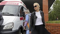 Man�elka Alexeje Navalného Julia u nemocnice v Omsku.