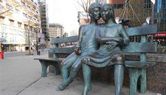 Jeden z odlitk� sochy Tajná lavi�ka v�d�ní