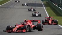 Vozy Ferrari během závodu F1 v Belgii.
