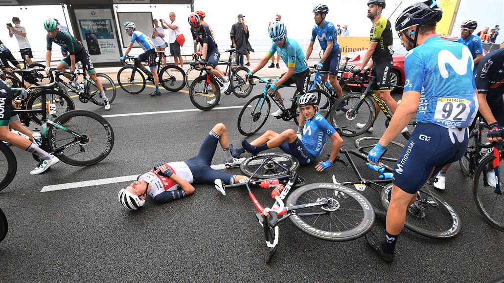 První etapa letošní Tour de France nabídla řadu nepříjemných pádů.
