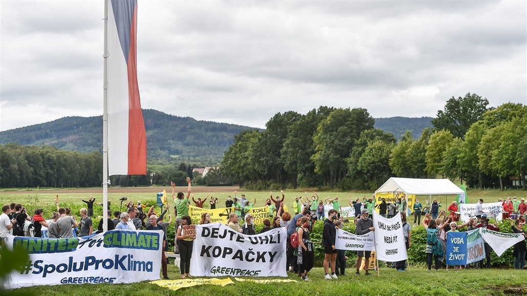 Lidé z eska, Nmecka a Polska 30. srpna 2020 u pomníku Trojmezí u Hrádku nad...