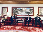 Na letiti v Tchaj-peji senátory uvítal ministr zahranií Jaushieh Joseph Wu