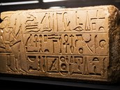 Vzpomínka vyrytá do kamene. Hieroglyfické nápisy vyryté do kamene jsou výrazné...