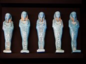 Pět fajánsových sošek. Egyptská fajáns je sklovitý materiál, který byl...