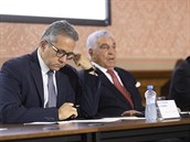 Egyptský ministr pro památky a cestovní ruch Chálid Anani a Zahi Hawass, známý...