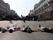 Protestující leí na zemi ped bloruskou armádou bhem protest.