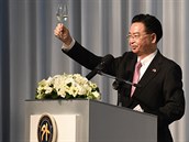 Tchajwanský ministr zahranií Joseph Wu pipíjí 30. srpna 2020 v Tchaj-peji pi...