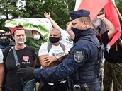 Polský policista dohlíí na zastánce plánovaného rozíení hndouhelného dolu...