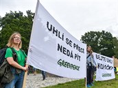 Lidé z eska, Nmecka a Polska 30. srpna 2020 u pomníku Trojmezí u Hrádku nad...
