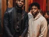 Basketbalista LeBron James (vlevo) a herec Chadwick Boseman.
