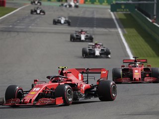 Vozy Ferrari bhem zvodu F1 v Belgii.
